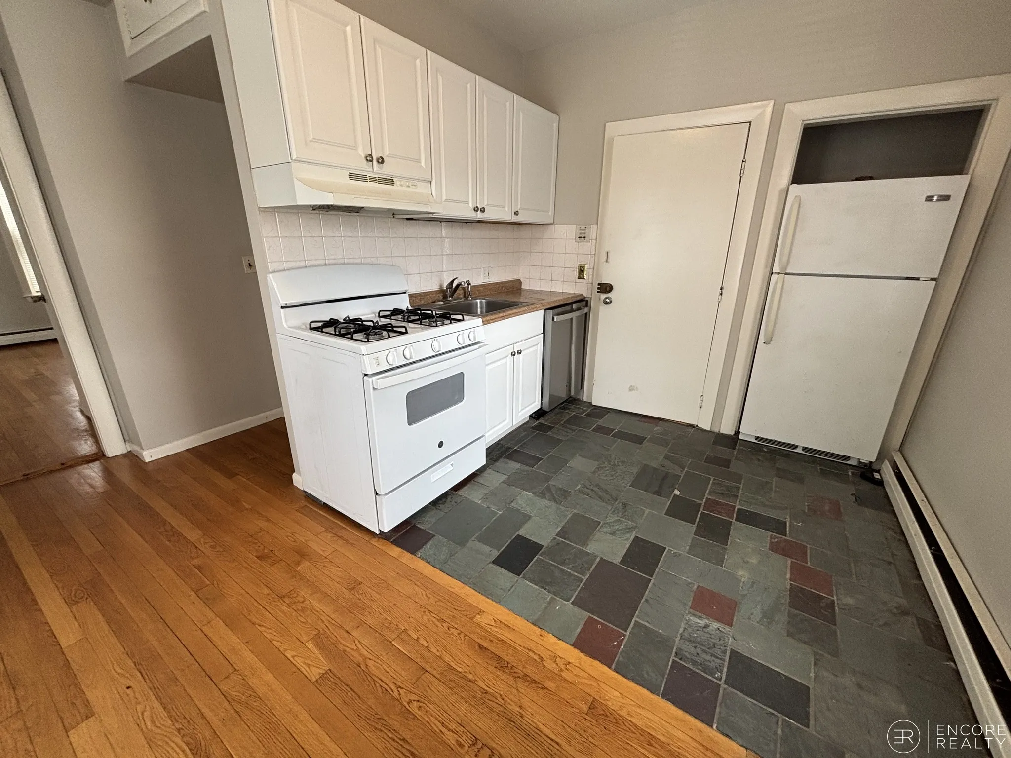Studio bed, 1 bath apartment for rent at 9 Elmer St Unit 1, Riverside — photo 2 of 5