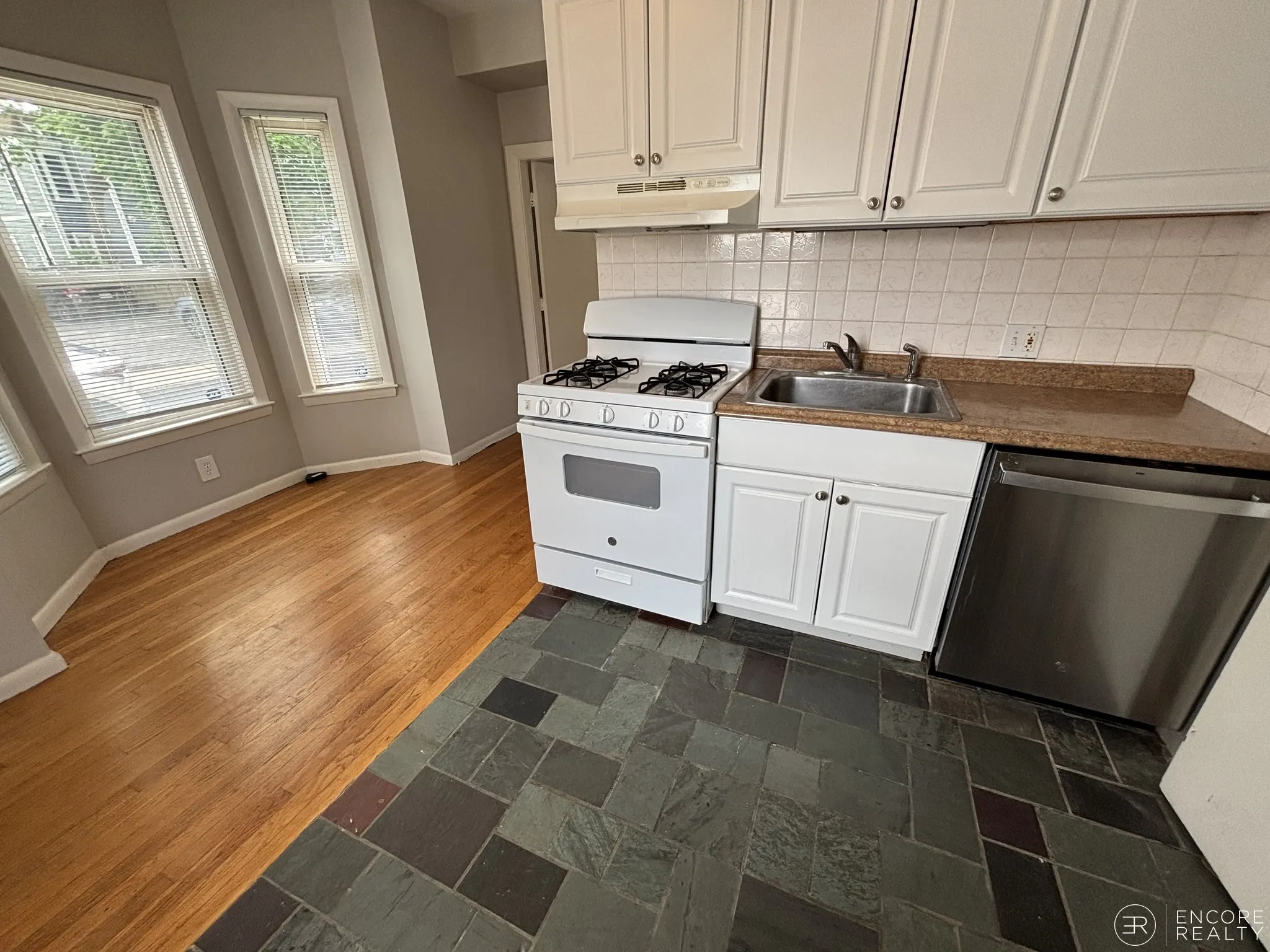 Studio bed, 1 bath apartment for rent at 9 Elmer St Unit 1, Riverside — photo 1 of 5