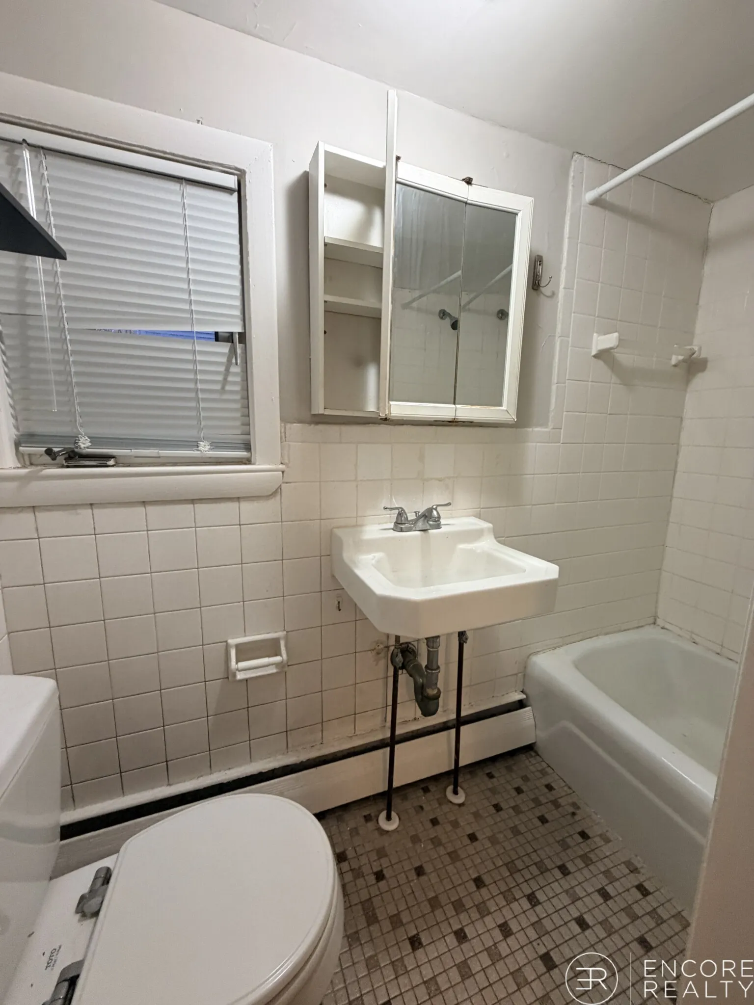 Studio bed, 1 bath apartment for rent at 9 Elmer St Unit 3W, Riverside — photo 3 of 14