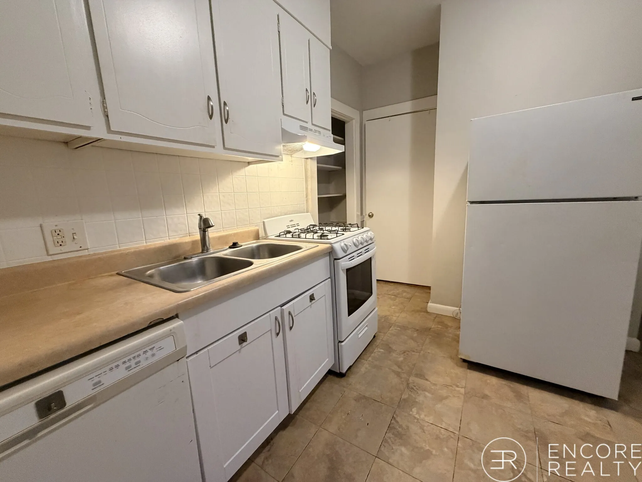 Studio bed, 1 bath apartment for rent at 9 Elmer St Unit 3W, Riverside — photo 11 of 14
