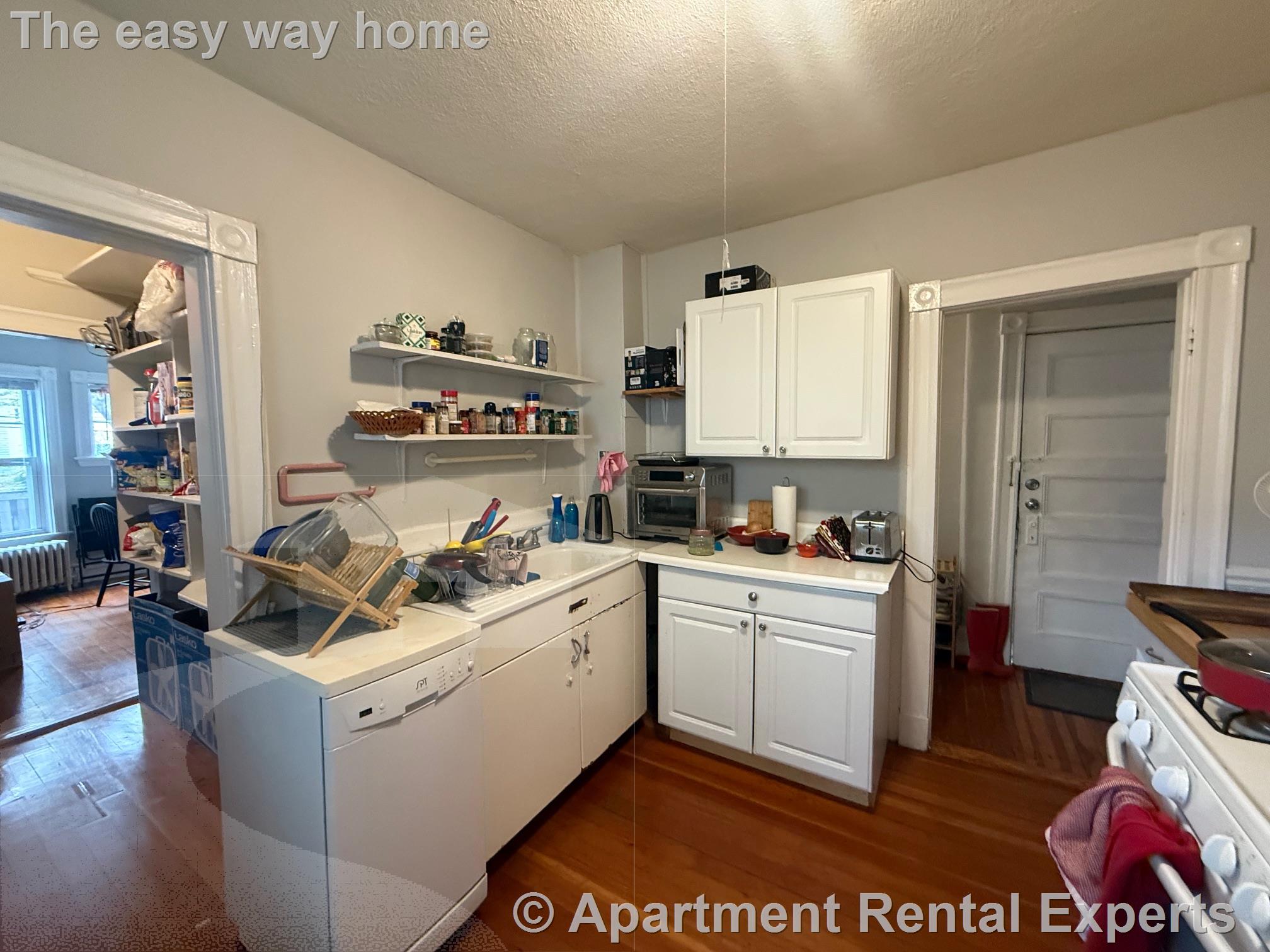 2 bed, 1 bath apartment for rent at 9 Eustis St Unit 1R, Baldwin — photo 3 of 13