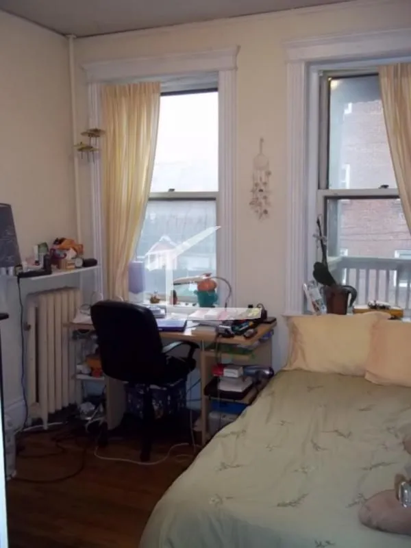 5 bed, 1.5 bath apartment for rent at 9 Euston St Unit 2, Longwood — photo 6 of 9