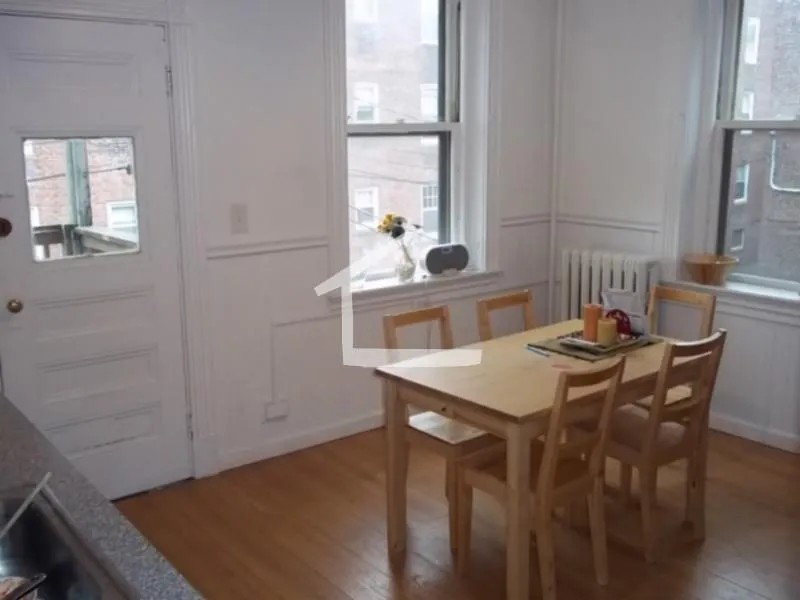 5 bed, 1.5 bath apartment for rent at 9 Euston St Unit 2, Longwood — photo 2 of 9