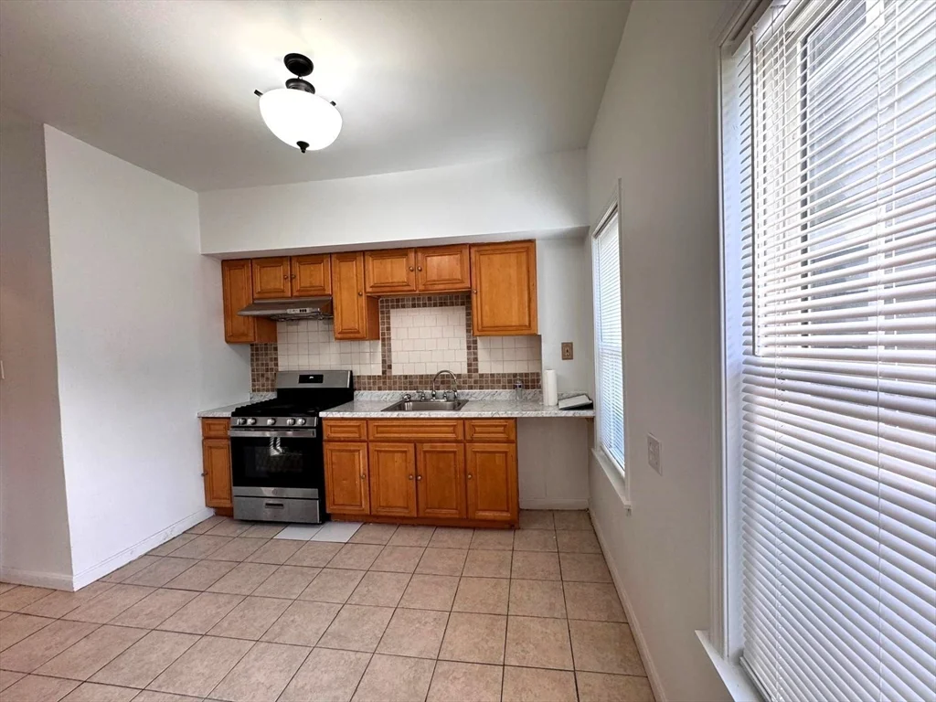 3 bed, 1 bath apartment for rent at 9 Fairmont Pl Unit 1, Malden — photo 3 of 13