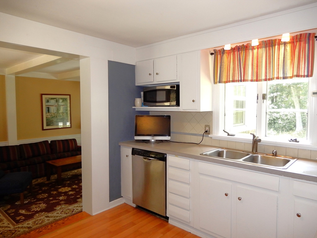 4 bed, 2 bath apartment for rent at 9 Fleetwood Dr, Norfolk — photo 10 of 28