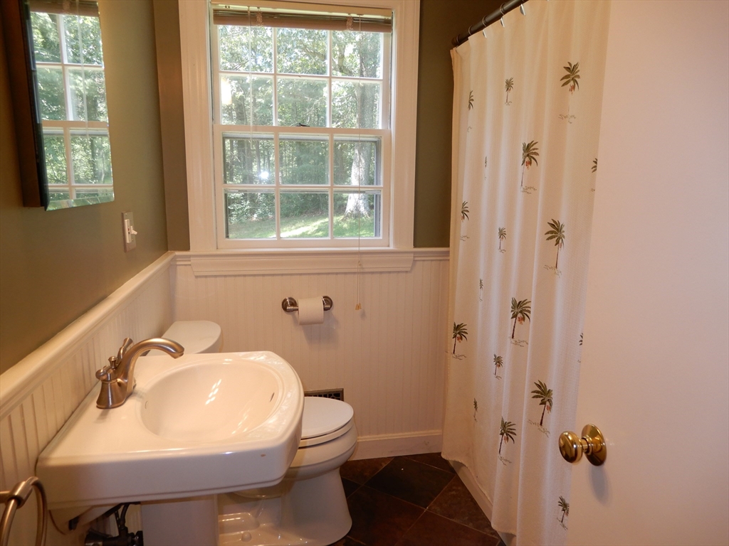 4 bed, 2 bath apartment for rent at 9 Fleetwood Dr, Norfolk — photo 14 of 28