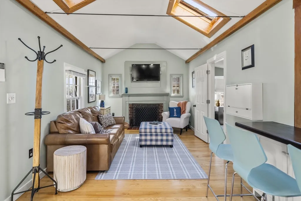 1 bed, 1 bath apartment for rent at 9 Gingerbread Hill Unit 1, Marblehead — photo 6 of 16