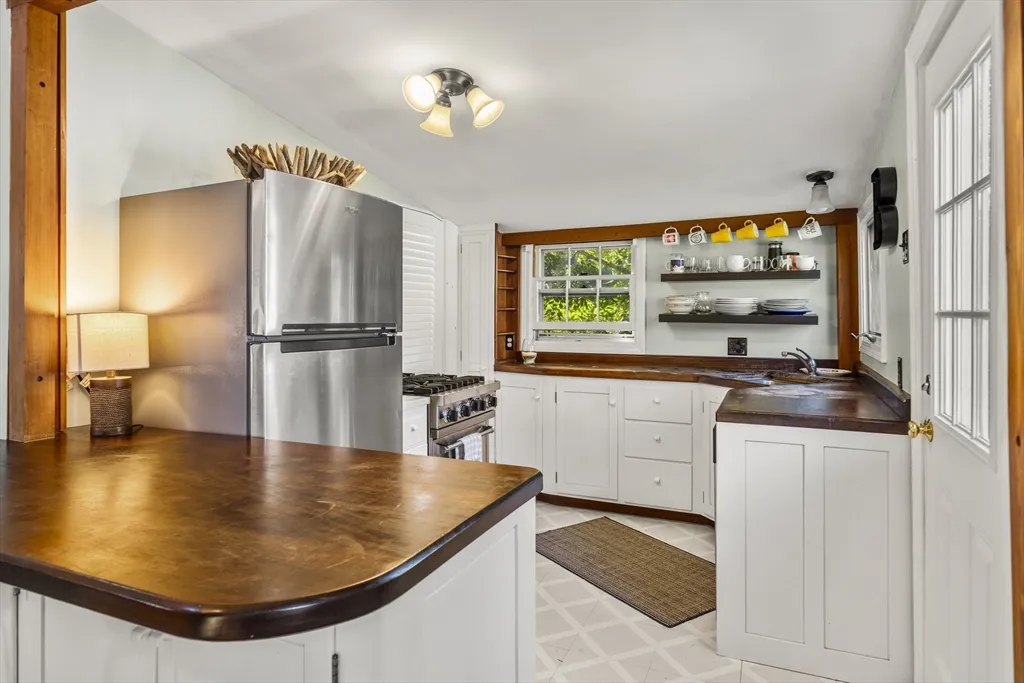 1 bed, 1 bath apartment for rent at 9 Gingerbread Hill Unit 1, Marblehead — photo 9 of 16