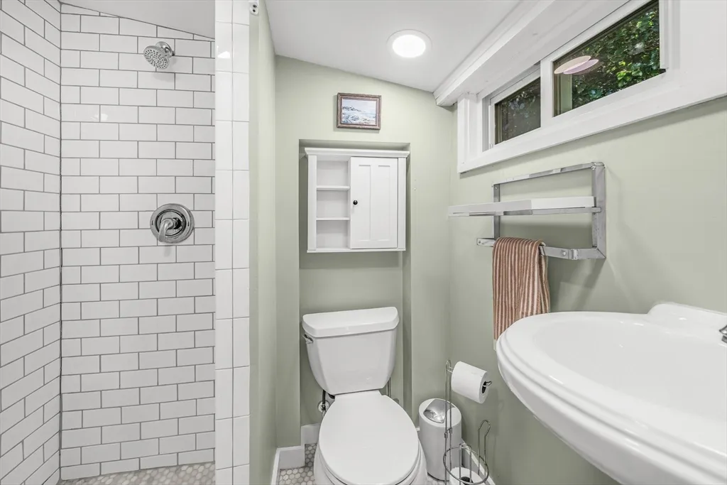 1 bed, 1 bath apartment for rent at 9 Gingerbread Hill Unit 1, Marblehead — photo 14 of 16