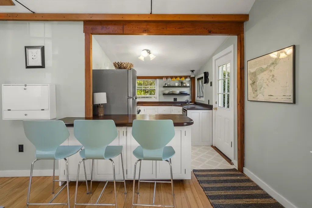 1 bed, 1 bath apartment for rent at 9 Gingerbread Hill Unit 1, Marblehead — photo 8 of 16