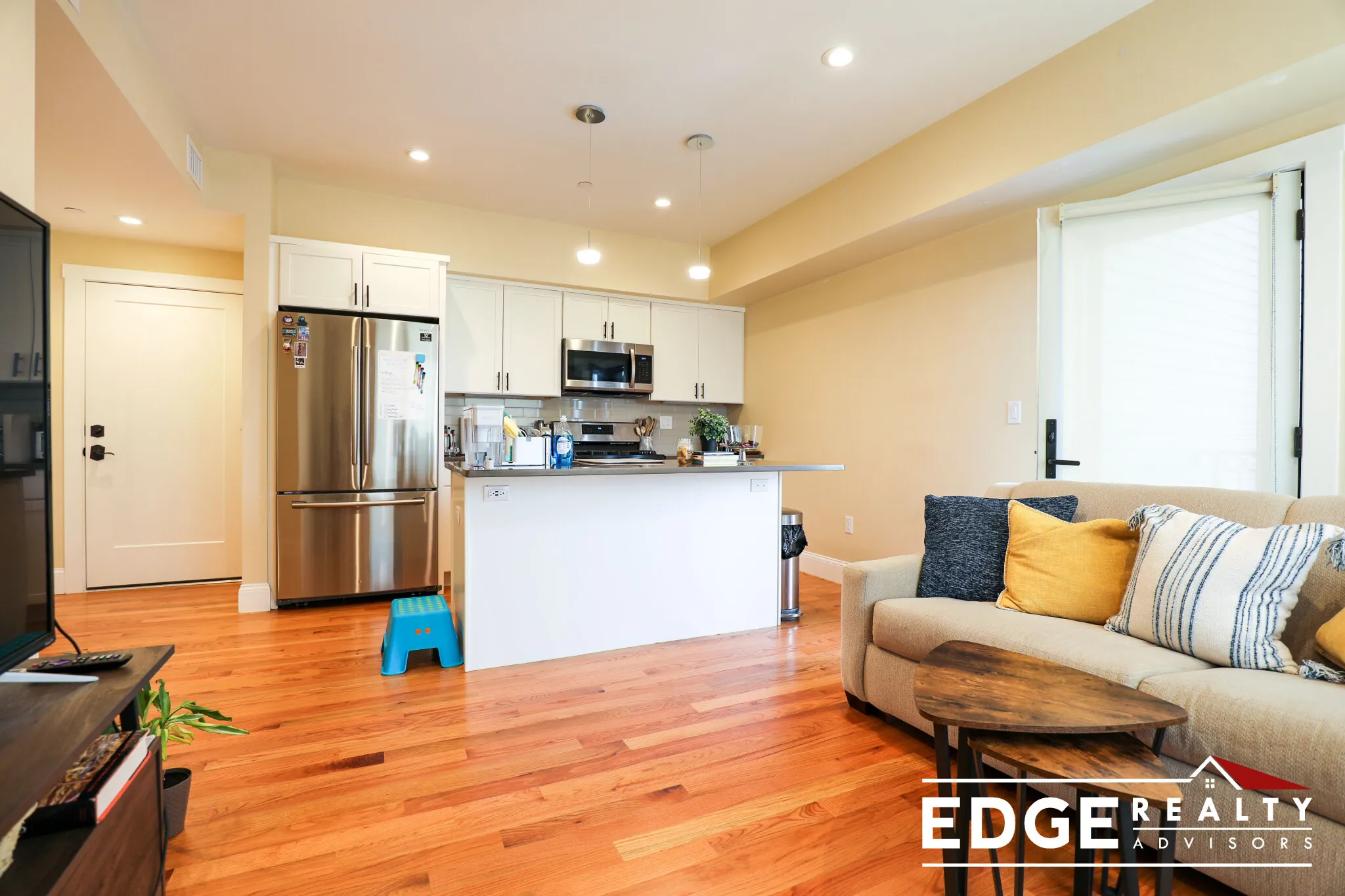 3 bed, 2 bath apartment for rent at 9 Glencoe St Unit 203, Oak Square — photo 2 of 10