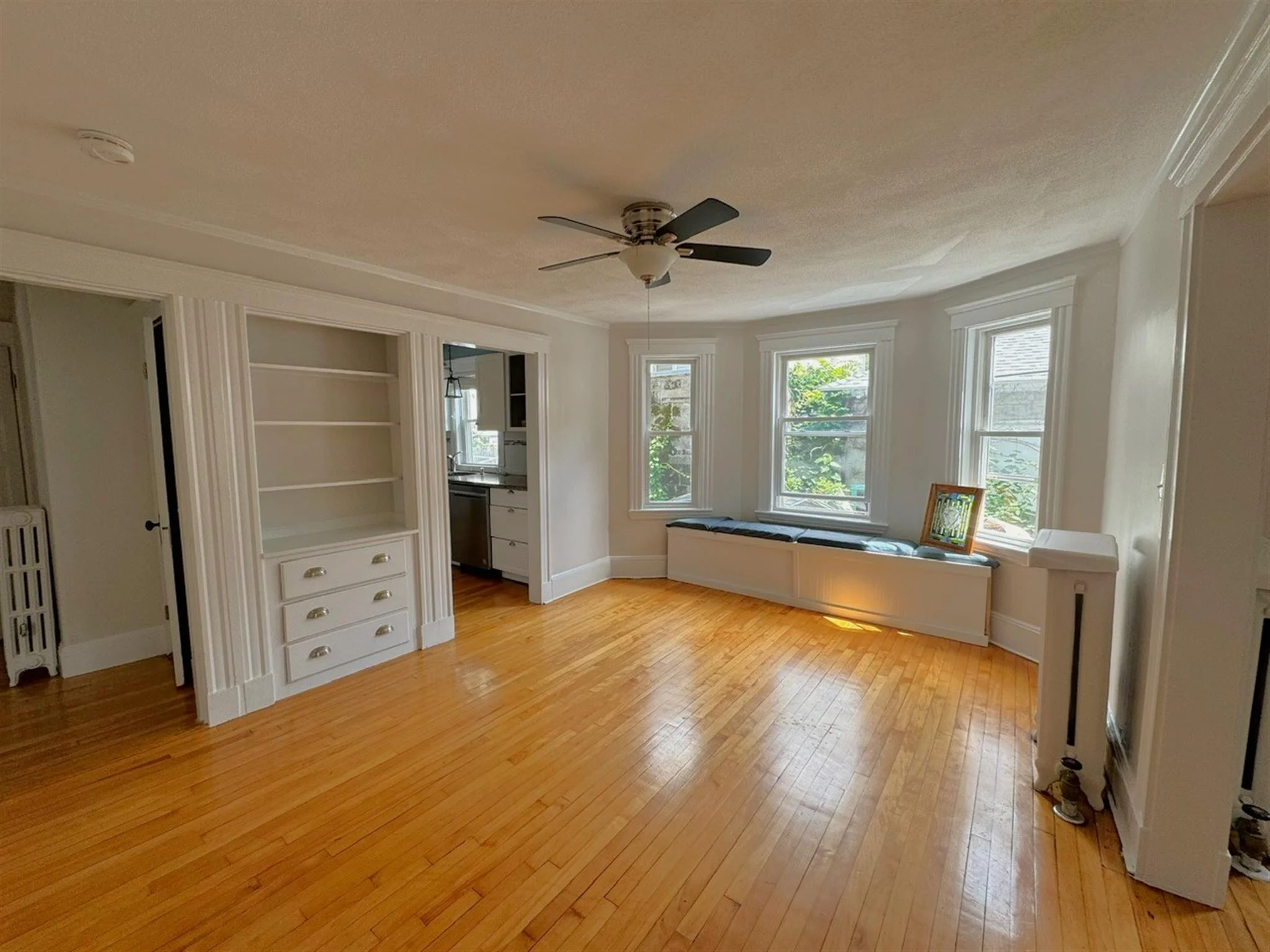 2.5 bed, 1 bath apartment for rent at 9 Gordon St Unit 1, West Somerville — photo 4 of 12