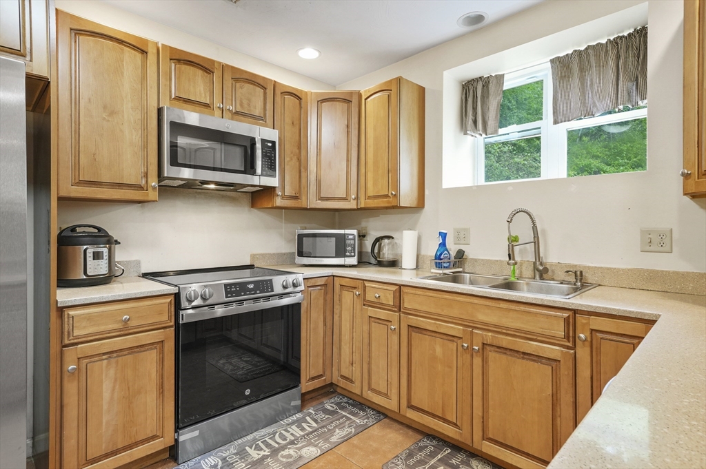3 bed, 2 bath apartment for rent at 9 Gover Rd, Millbury — photo 4 of 26
