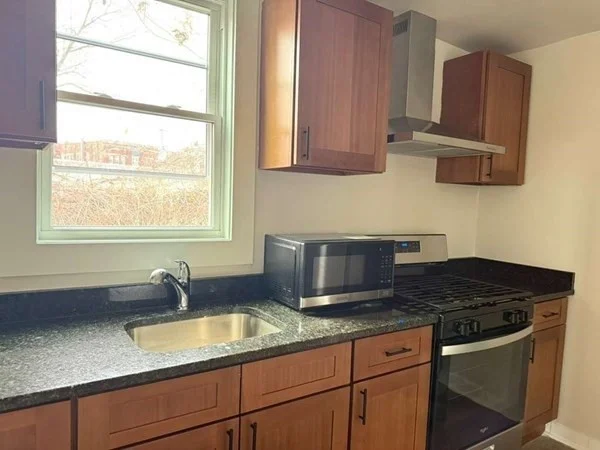 3 bed, 1 bath apartment for rent at 9 Granville St Unit 3, Zip 01832