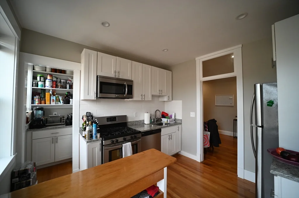 3 bed, 1 bath apartment for rent at 9 Greenway Ct Unit 5, North Brookline — photo 4 of 15