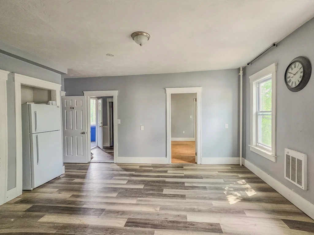 3 bed, 1 bath apartment for rent at 9 Greenwood St Unit 4, Worcester — photo 4 of 16