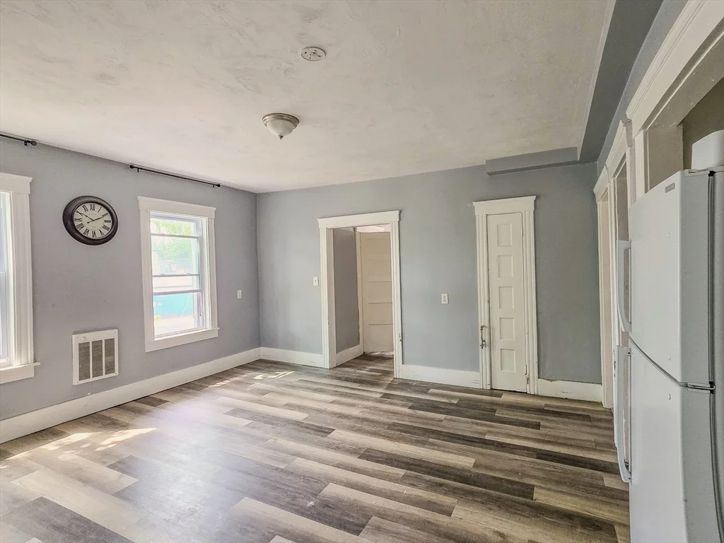 3 bed, 1 bath apartment for rent at 9 Greenwood St Unit 4, Worcester — photo 5 of 16