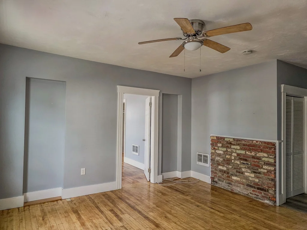 3 bed, 1 bath apartment for rent at 9 Greenwood St Unit 4, Worcester — photo 2 of 16