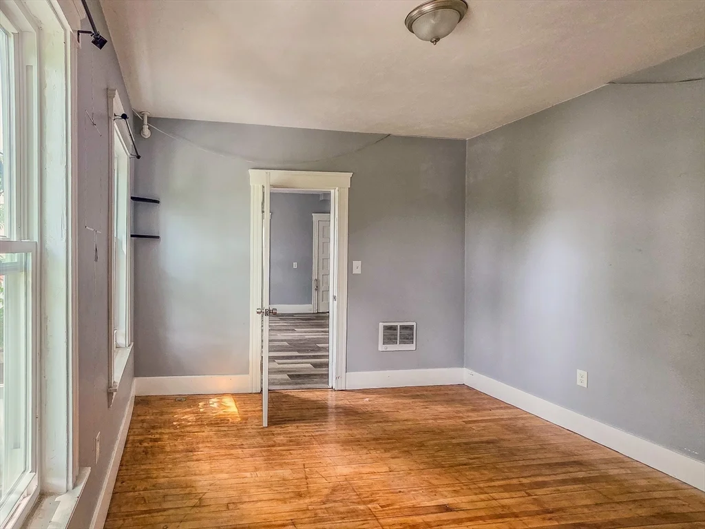 3 bed, 1 bath apartment for rent at 9 Greenwood St Unit 4, Worcester — photo 12 of 16