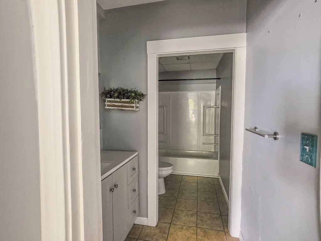 3 bed, 1 bath apartment for rent at 9 Greenwood St Unit 4, Worcester — photo 14 of 16