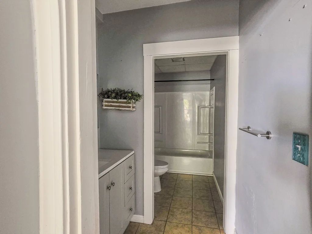 3 bed, 1 bath apartment for rent at 9 Greenwood St Unit 4, Worcester — photo 13 of 16