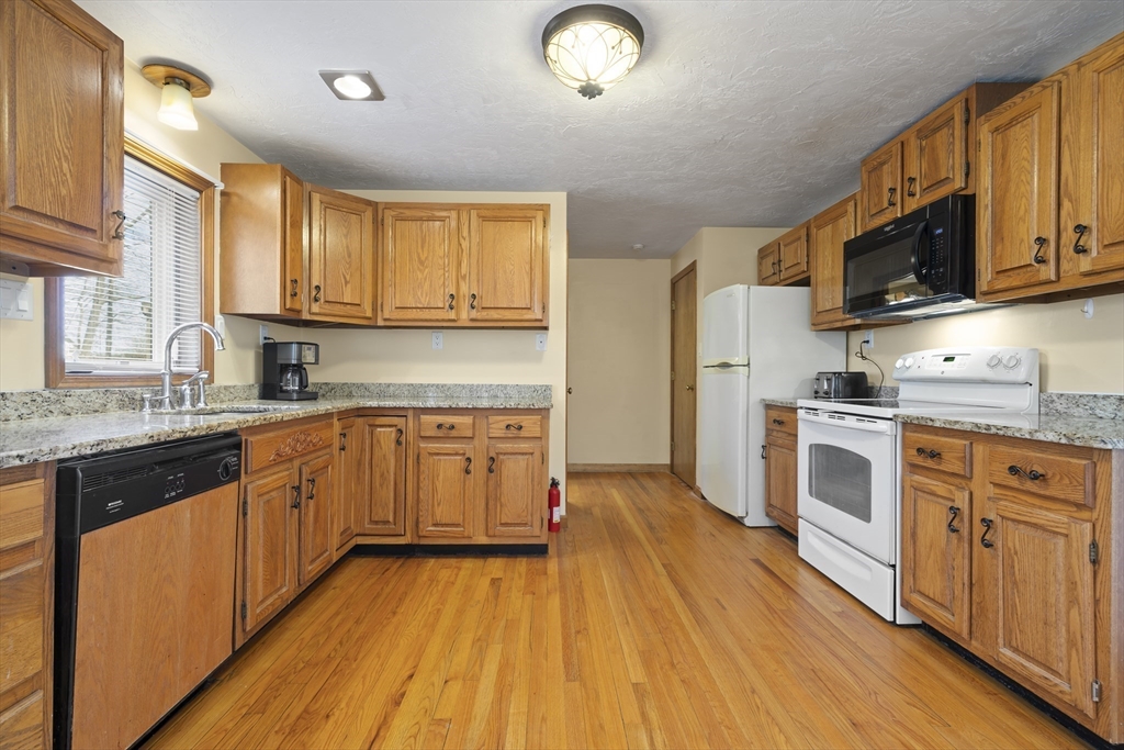 2 bed, 1 bath apartment for rent at 9 Greylock Ave Unit 1, Shrewsbury — photo 4 of 22