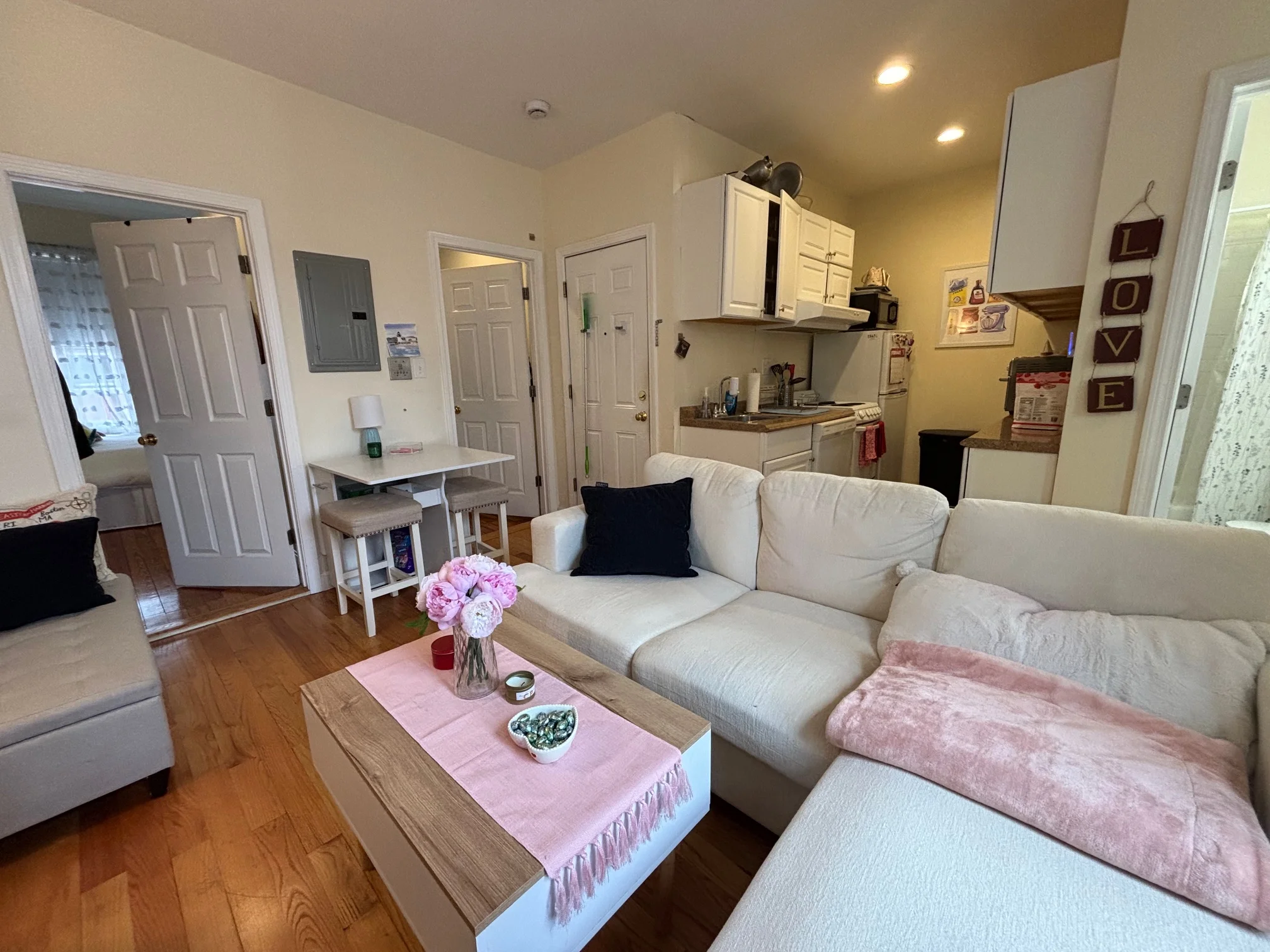3 bed, 2 bath apartment for rent at 9 Grove St Unit 4, Beacon Hill — photo 3 of 22