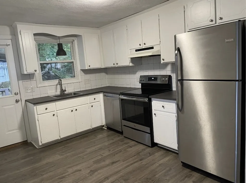 3 bed, 1 bath apartment for rent at 9 Grove Ter Unit 2, West Roxbury — photo 2 of 8
