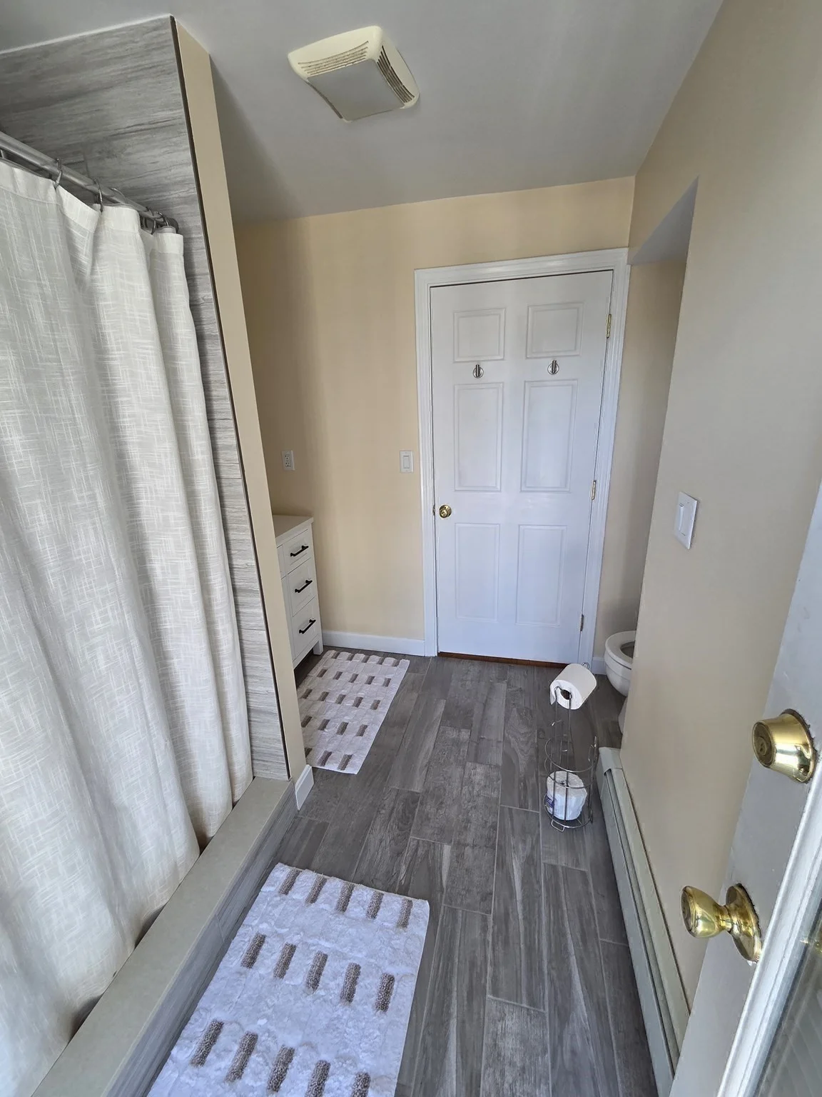 3 bed, 3 bath apartment for rent at 9 Harbor View Rd, Nahant — photo 18 of 24