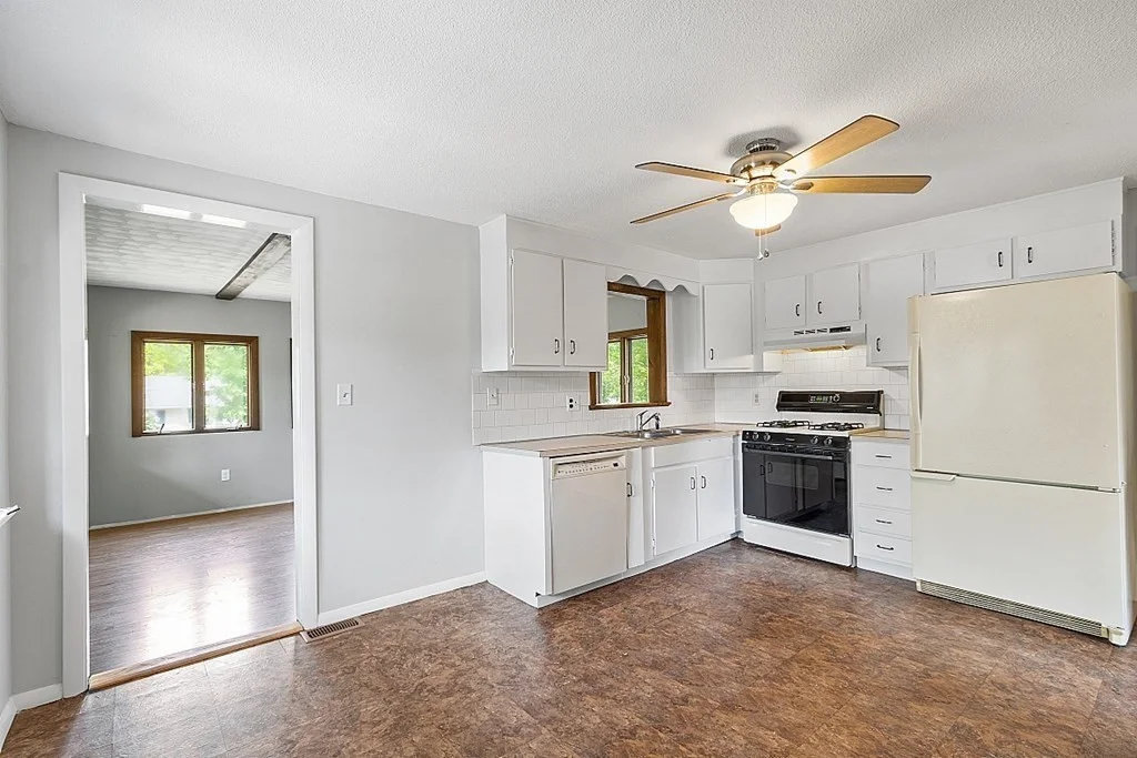3 bed, 1 bath apartment for rent at 9 Haskell Rd, Pepperell — photo 3 of 22