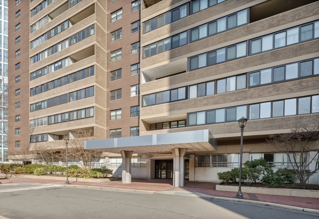 Studio bed, 1 bath apartment for rent at 9 Hawthorne Pl Unit 16B, West End