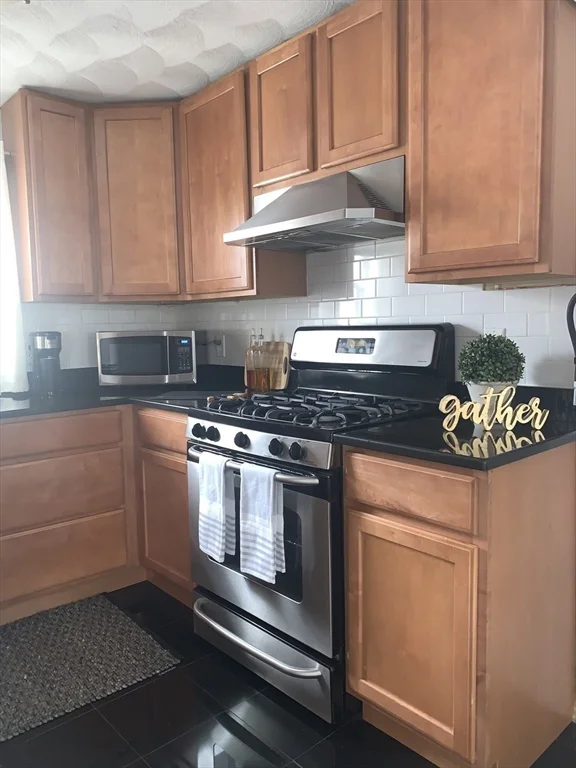 2 bed, 1 bath apartment for rent at 9 Henry St Unit 2, Everett — photo 3 of 9