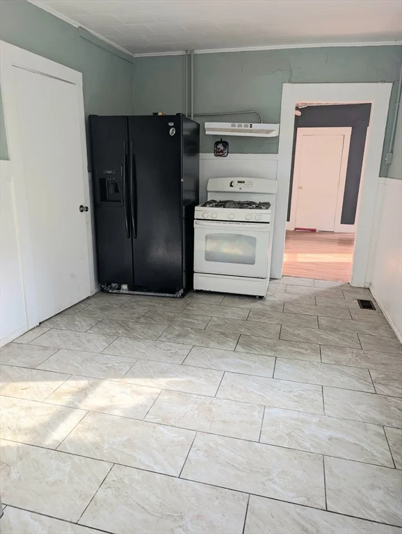 3 bed, 1 bath apartment for rent at 9 High Unit 1, Marlborough — photo 3 of 6