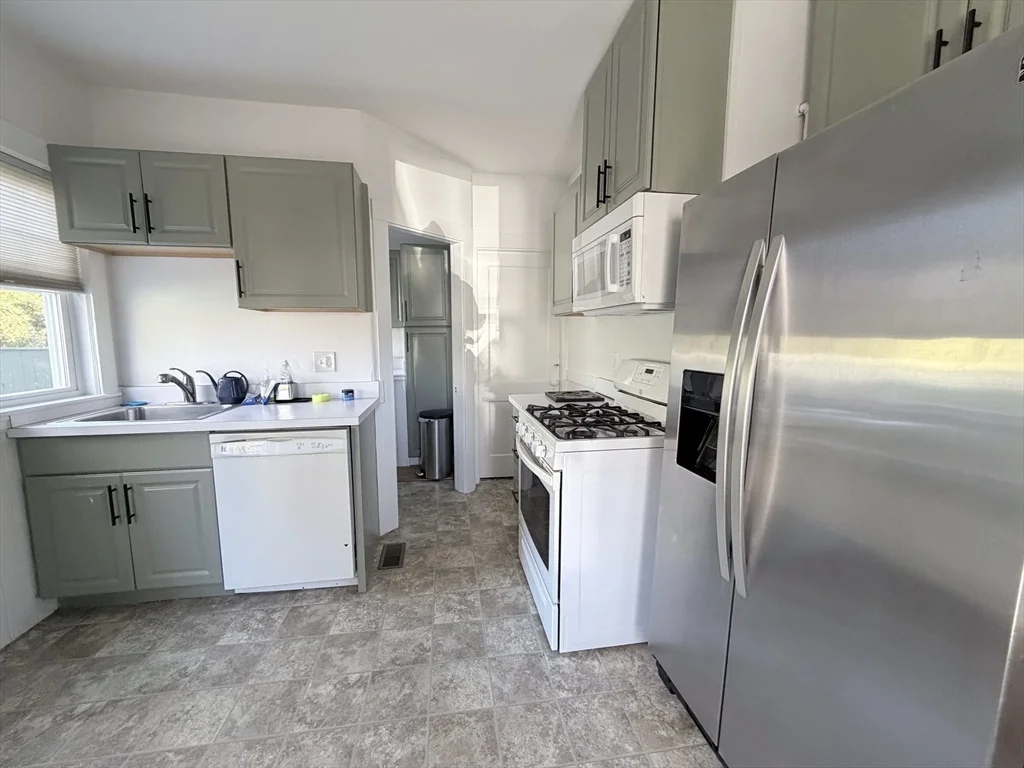 2 bed, 1 bath apartment for rent at 9 Hollis St Unit B, East Milton — photo 3 of 19