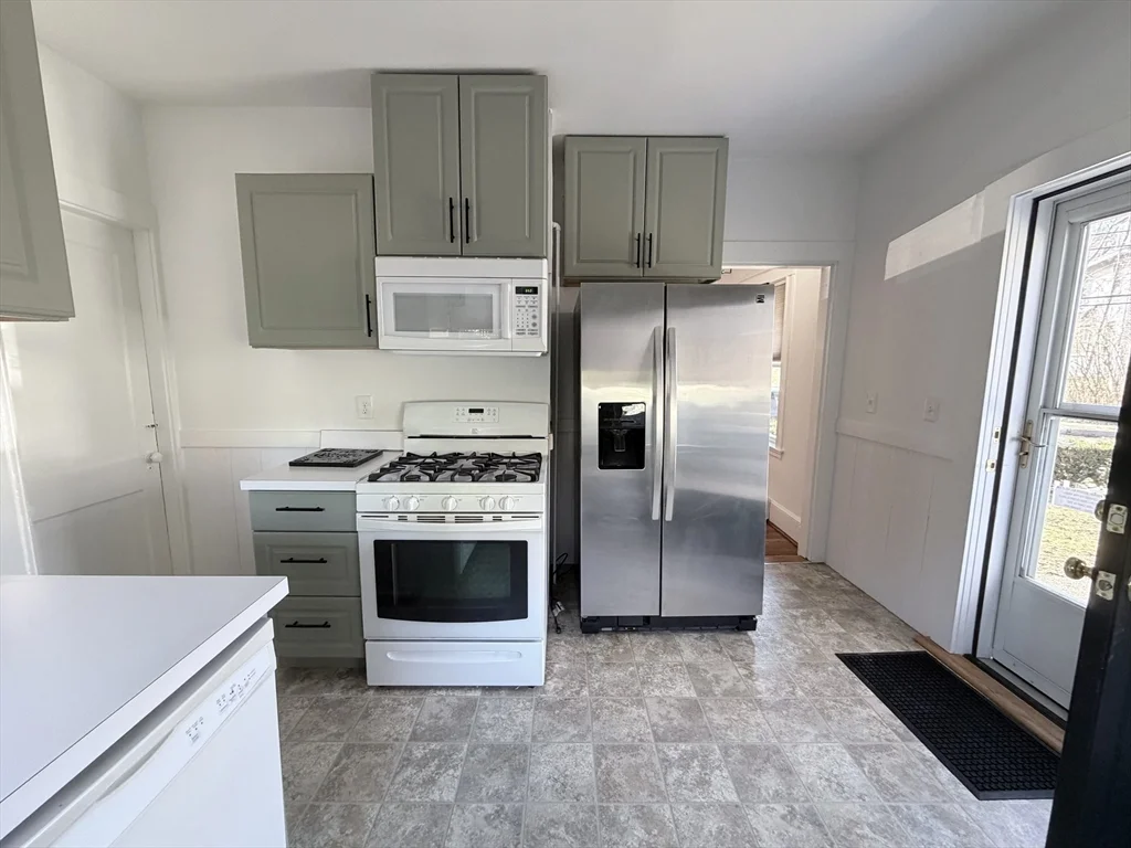 2 bed, 1 bath apartment for rent at 9 Hollis St Unit B, East Milton — photo 4 of 19