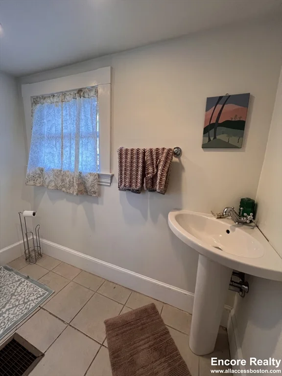 4 bed, 3 bath apartment for rent at 9 Kenwood St Unit 1, North Brookline — photo 16 of 25