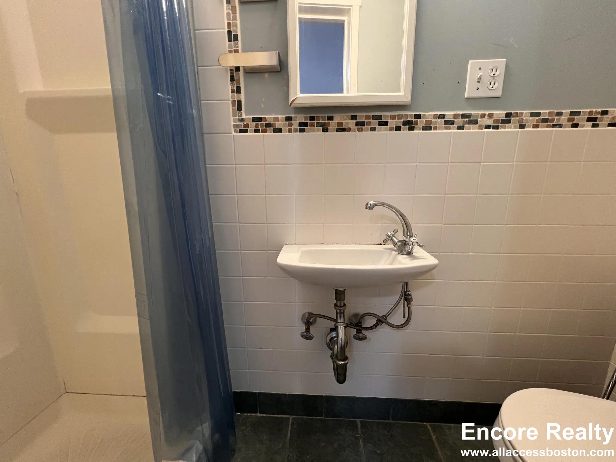 4.5 bed, 3.5 bath apartment for rent at 9 Kenwood St Unit 9-1, North Brookline — photo 34 of 41