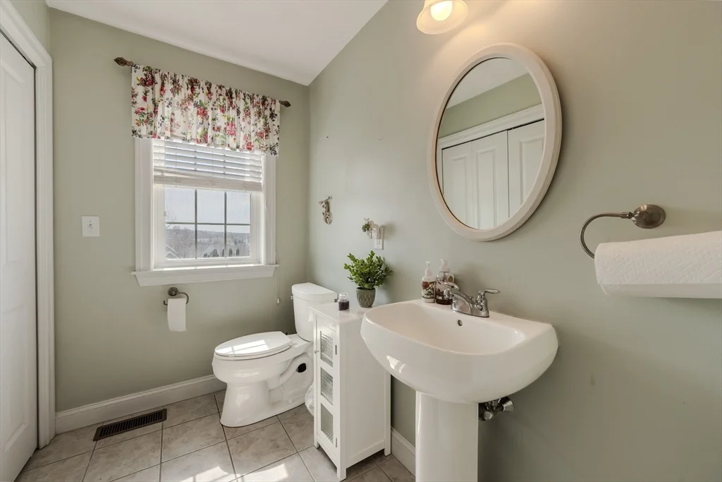 4 bed, 2 bath apartment for rent at 9 Kettle Way, Dracut — photo 6 of 19