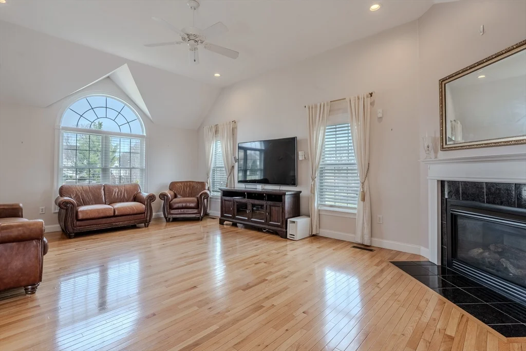 4 bed, 2 bath apartment for rent at 9 Kettle Way, Dracut — photo 2 of 19
