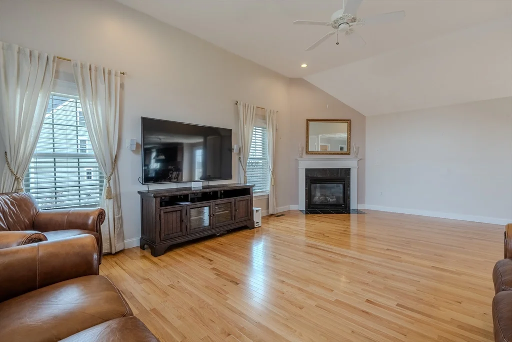 4 bed, 2 bath apartment for rent at 9 Kettle Way, Dracut — photo 3 of 19