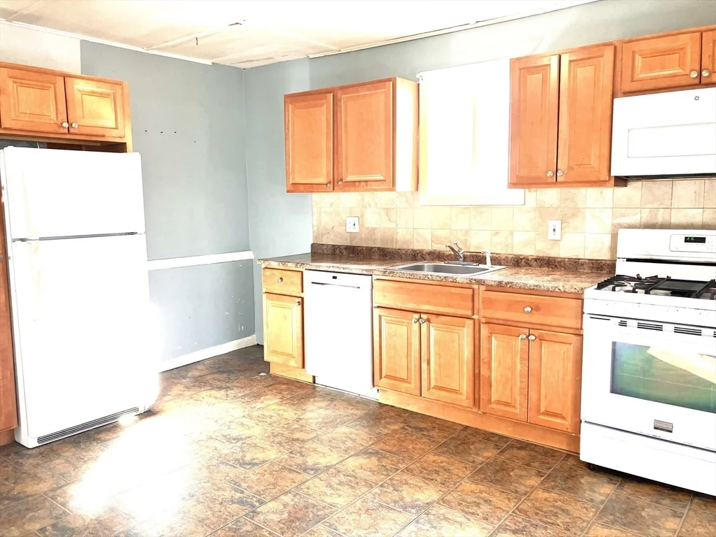 2 bed, 1 bath apartment for rent at 9 Laurel Unit 1, Lynn — photo 2 of 12