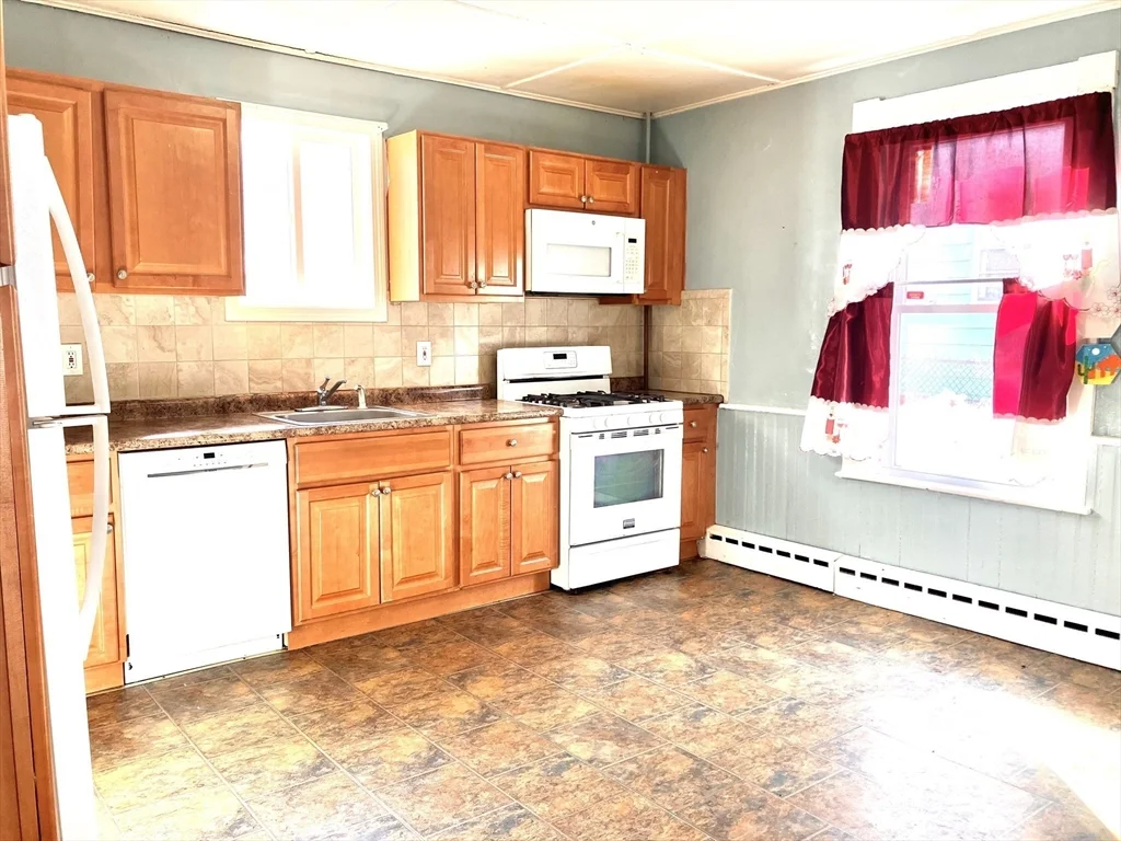 2 bed, 1 bath apartment for rent at 9 Laurel Unit 1, Lynn — photo 3 of 12