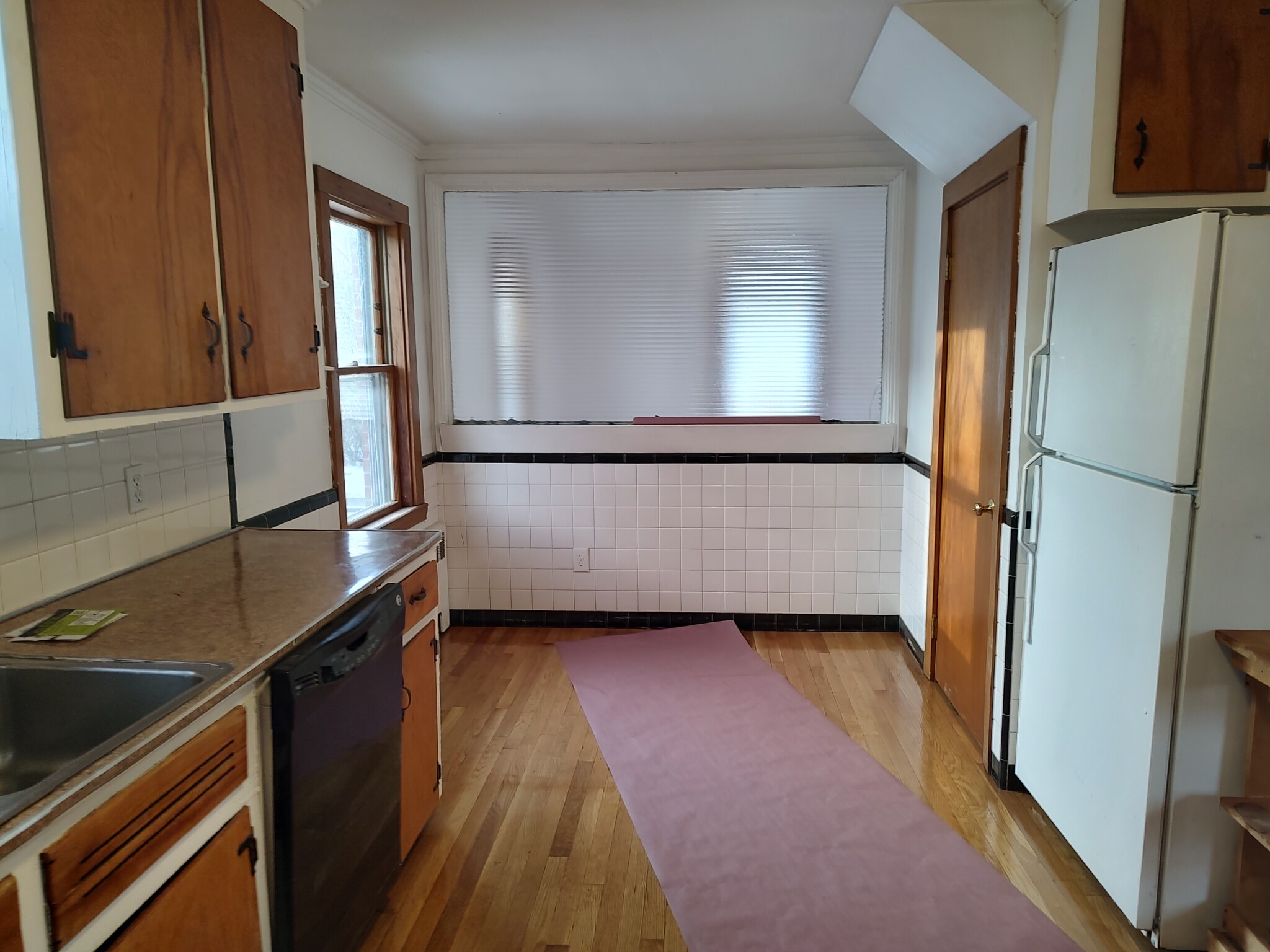3 bed, 2 bath apartment for rent at 9 Lawn Ave, Newtonville — photo 4 of 18