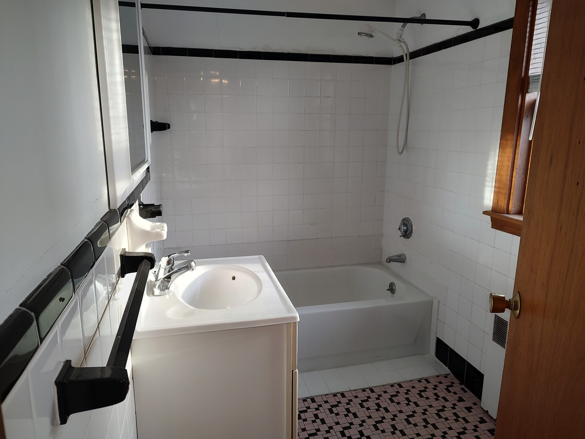 3 bed, 2 bath apartment for rent at 9 Lawn Ave, Newtonville — photo 10 of 18