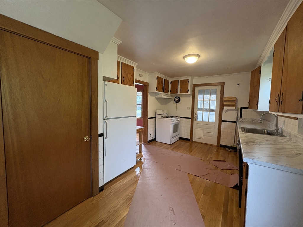 3 bed, 2 bath apartment for rent at 9 Lawn St Unit N/A, Newton — photo 5 of 23