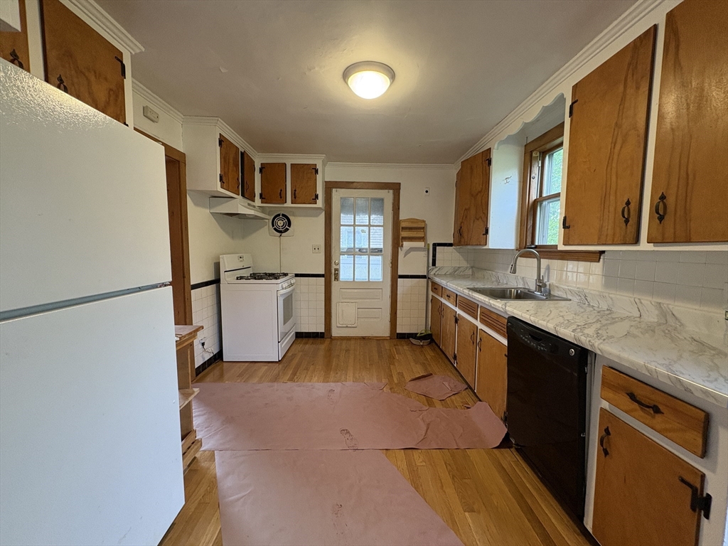 3 bed, 2 bath apartment for rent at 9 Lawn St Unit N/A, Newton — photo 4 of 23
