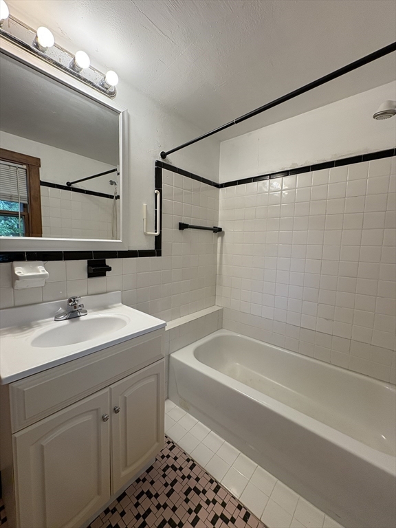 3 bed, 2 bath apartment for rent at 9 Lawn St Unit N/A, Newton — photo 15 of 23