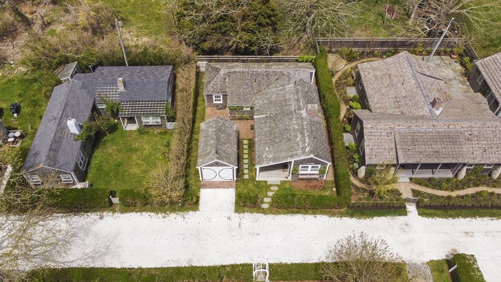 3 bed, 2 bath apartment for rent at 9 Lily St, Siasconset — photo 2 of 17