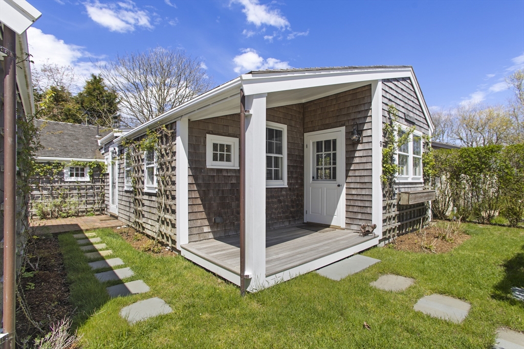3 bed, 2 bath apartment for rent at 9 Lily St, Siasconset — photo 4 of 17