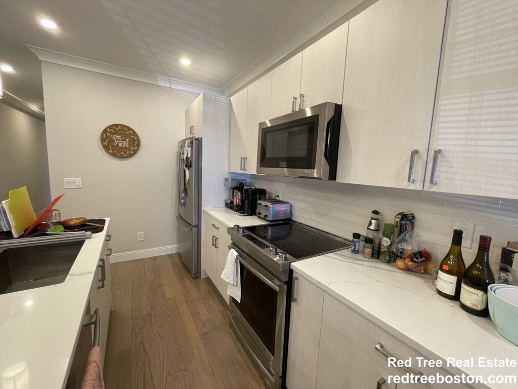 4 bed, 2 bath apartment for rent at 9 Mansfield St Unit 1, Allston — photo 3 of 25
